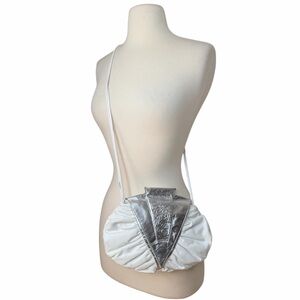 VINTAGE WHITE & SILVER LEATHER RARE CROSSBODY BAG.